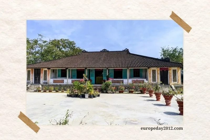 Nhà cổ trăm cột