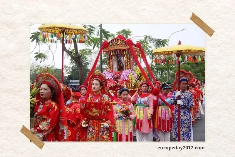 Các Hoạt Động Tại Điện Hòn Chén