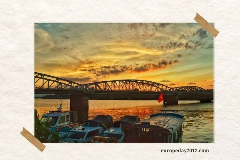 Các Hoạt Động Thú Vị Khi Tham Quan Cầu Tràng Tiền