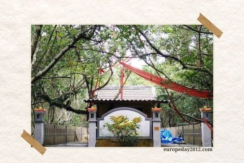 Miếu Thờ Bà Đức Thánh Mẫu tại Rừng Rú Chá